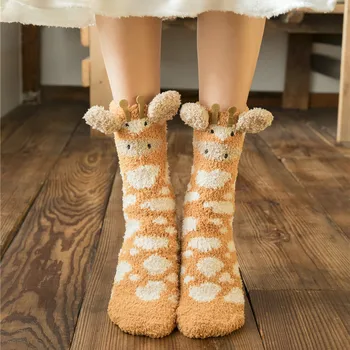 Qisin Коледни чорапи Зимни топлите коралови флисовые чорапи дамски домашни дебели чорапи с шарките на лосове, оцветени в меки кавайные сладки чорапи