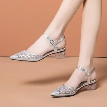 2022 Новата модерна универсална дамски обувки с темпераментни един ред катарама, дамски модни сандали на среден ток с малките си пръсти